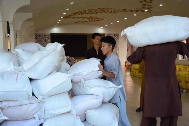 Continuing to support people in need in the Covid-19 pandemic of Hoang Phap Pagoda (series 2)